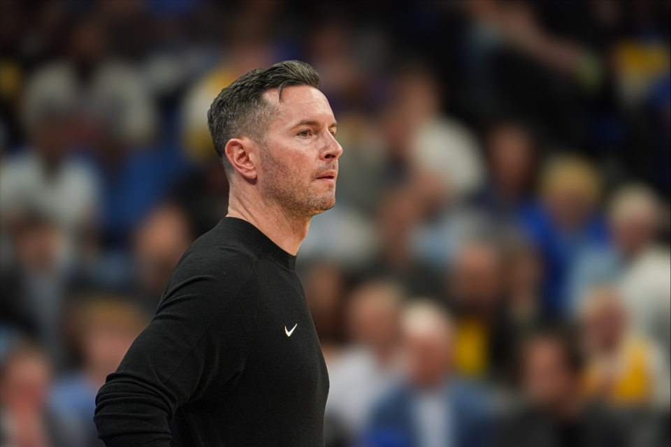 星空体育-26分钟轰11+3+2！湖人放弃低配版约基奇太愚蠢，他比艾顿强太多了